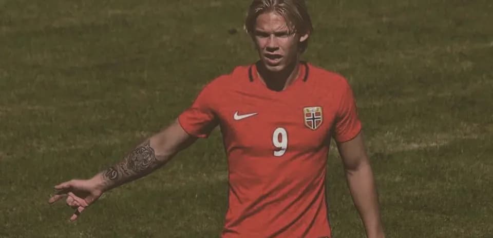 Jugador noruego señalando durante un partido de fútbol