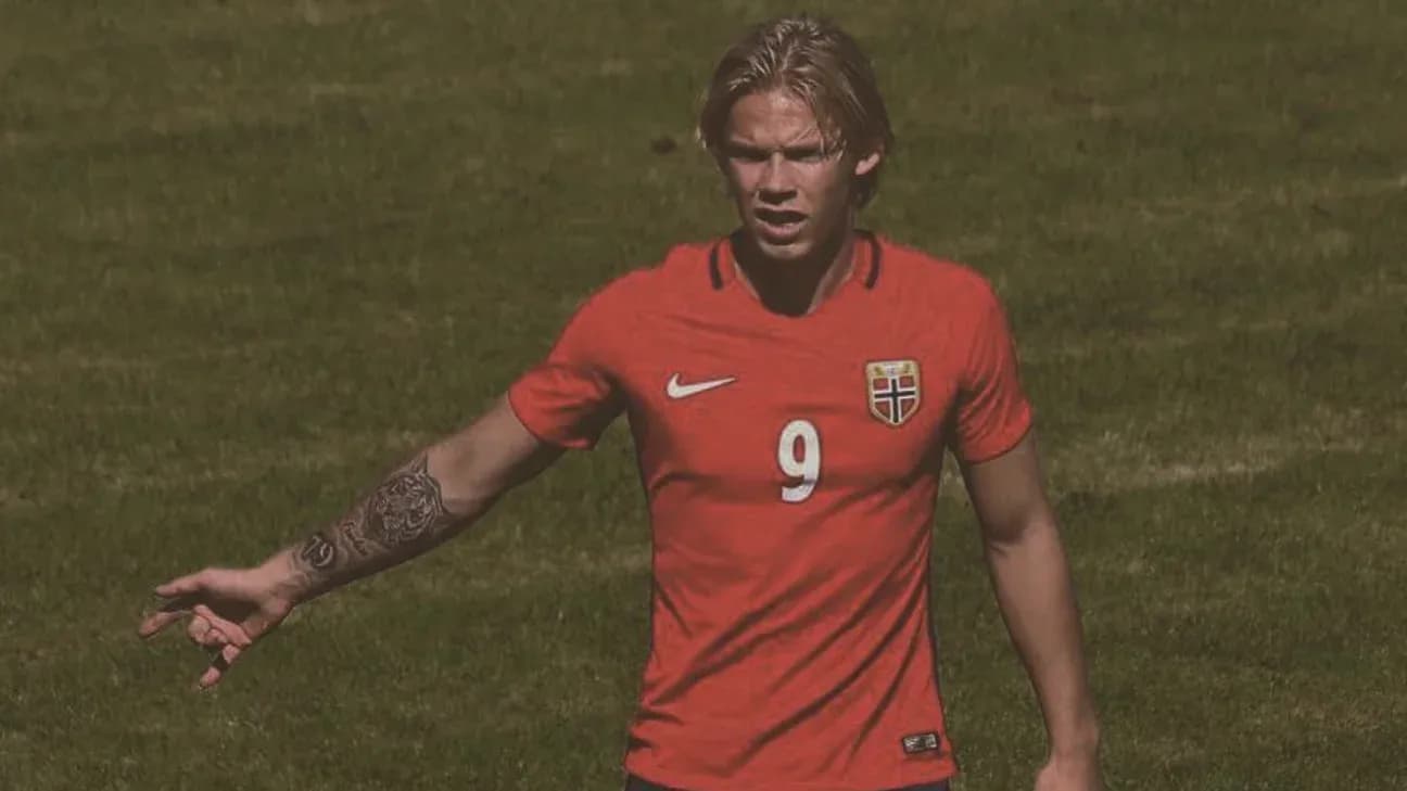 Jugador noruego señalando durante un partido de fútbol