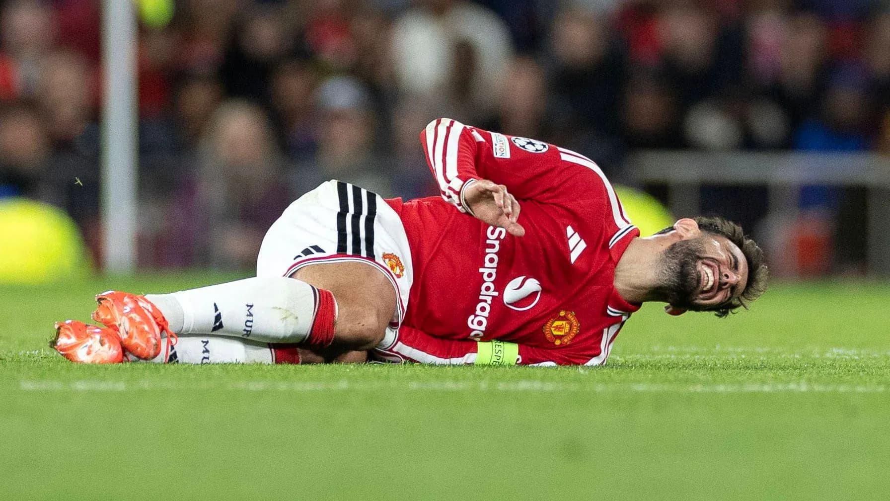 Jugador de Manchester United en el suelo tras lesión