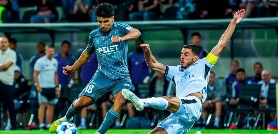 Jugador de Slovan Bratislava derribando a oponente