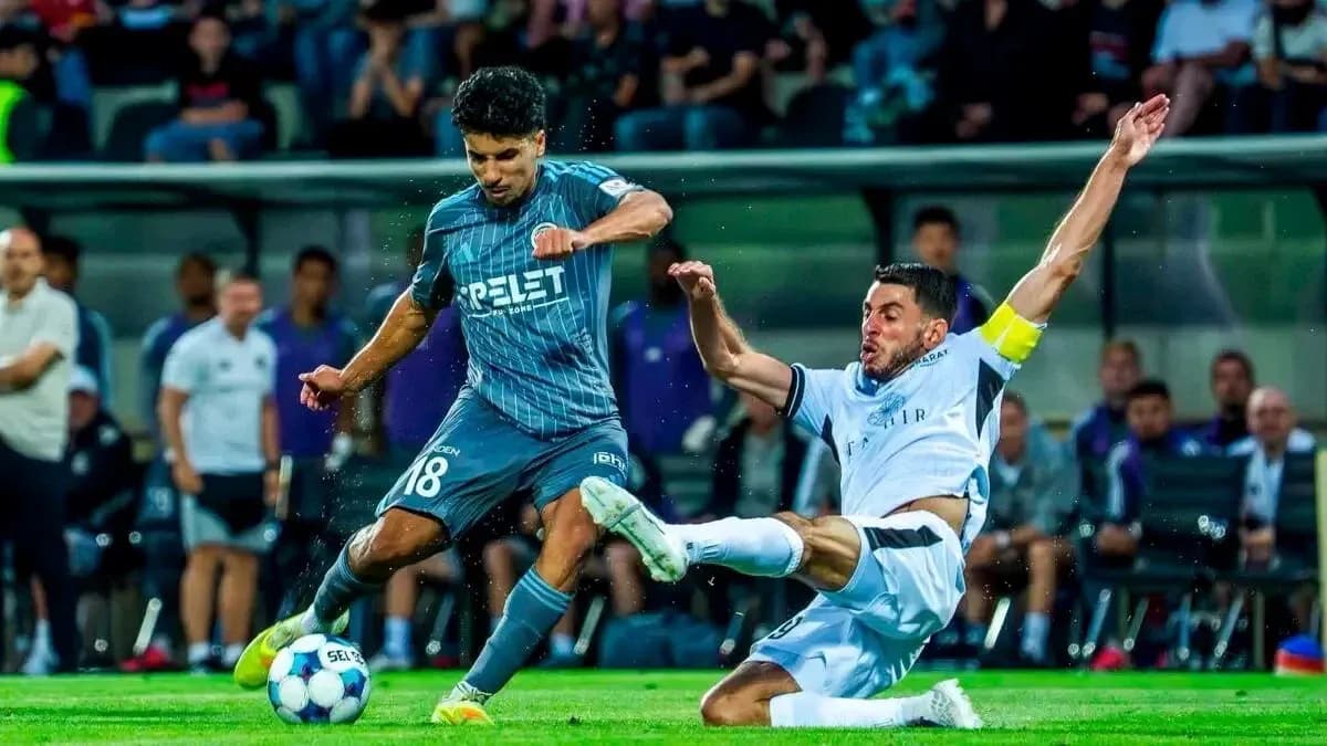 Jugador de Slovan Bratislava derribando a oponente