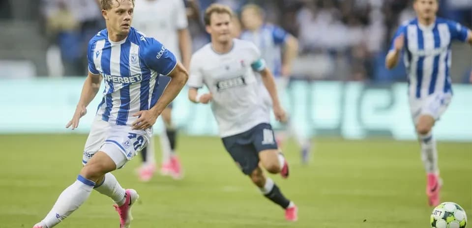 Jugador de Lech Poznan avanzando con el balón
