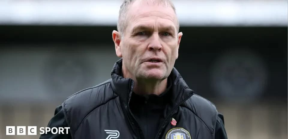 Entrenador de equipo de fútbol en el campo