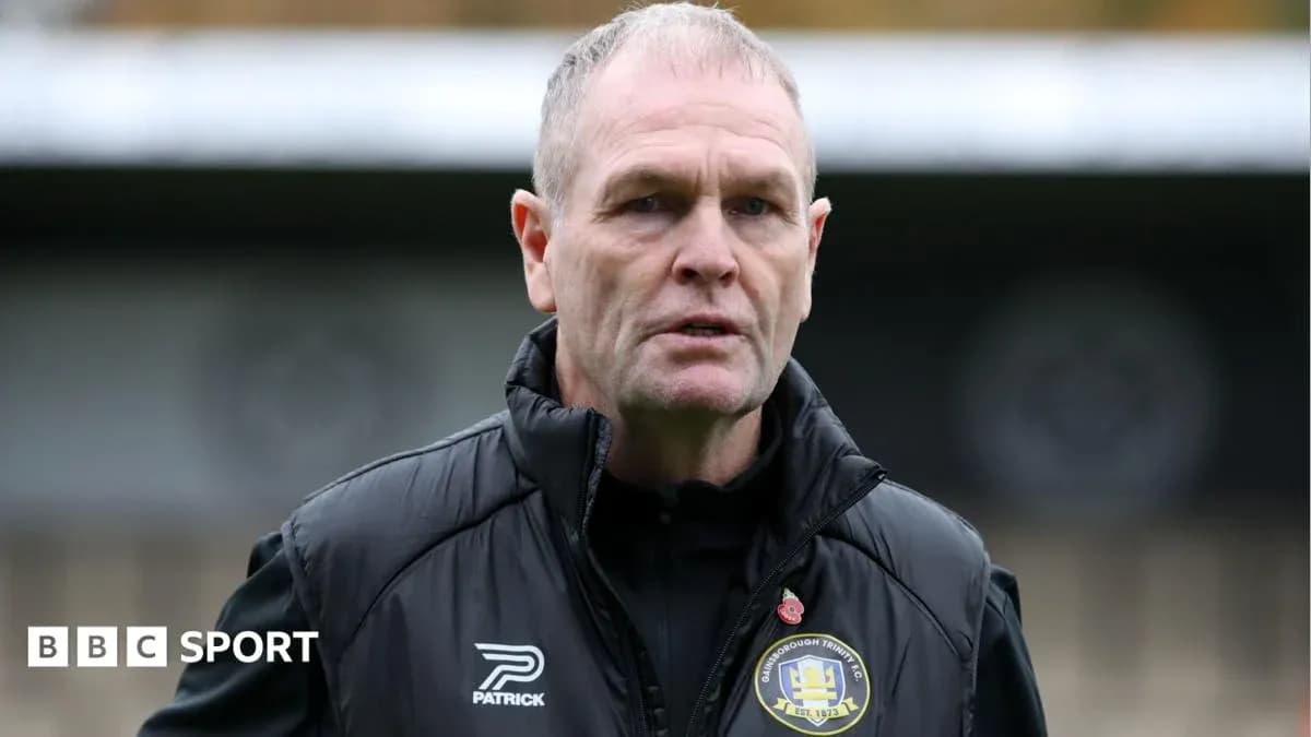 Entrenador de equipo de fútbol en el campo
