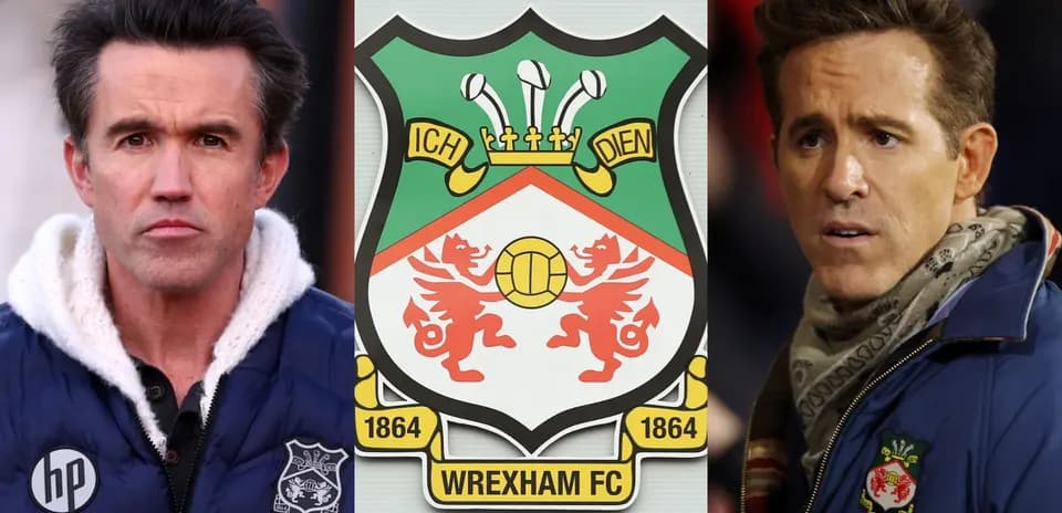 Logotipo de Wrexham FC flanqueado por dos personas