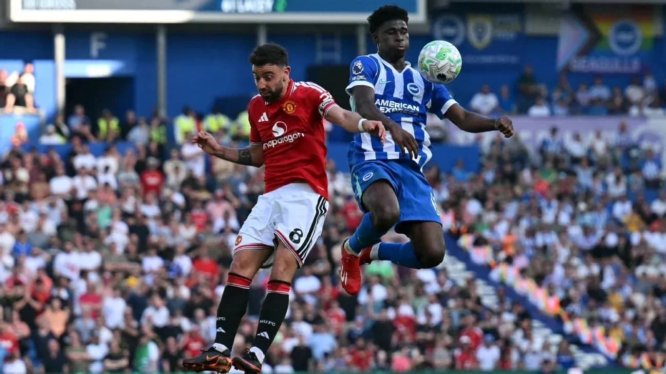 Jugador de Manchester United y Brighton disputando el balón