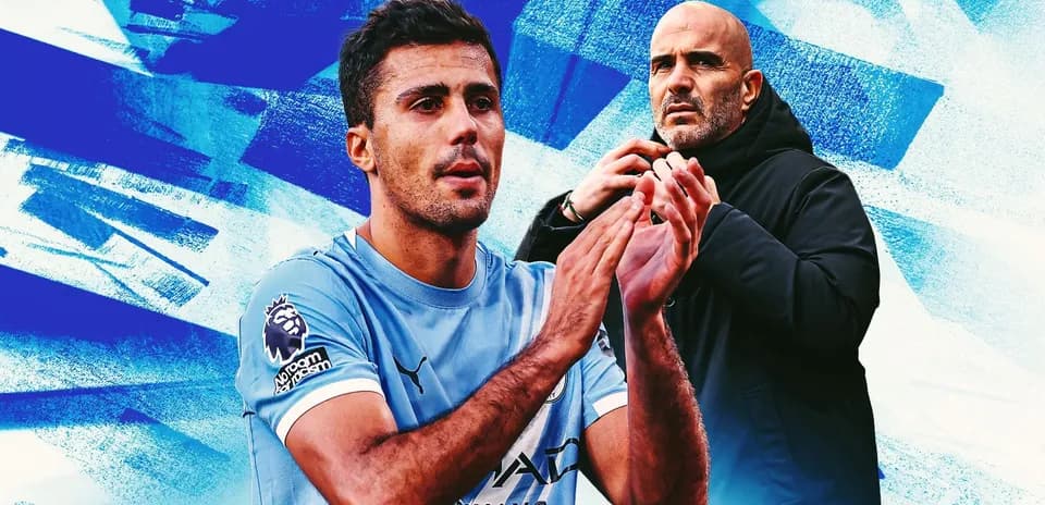 Jugador aplaudiendo con entrenador en el fondo