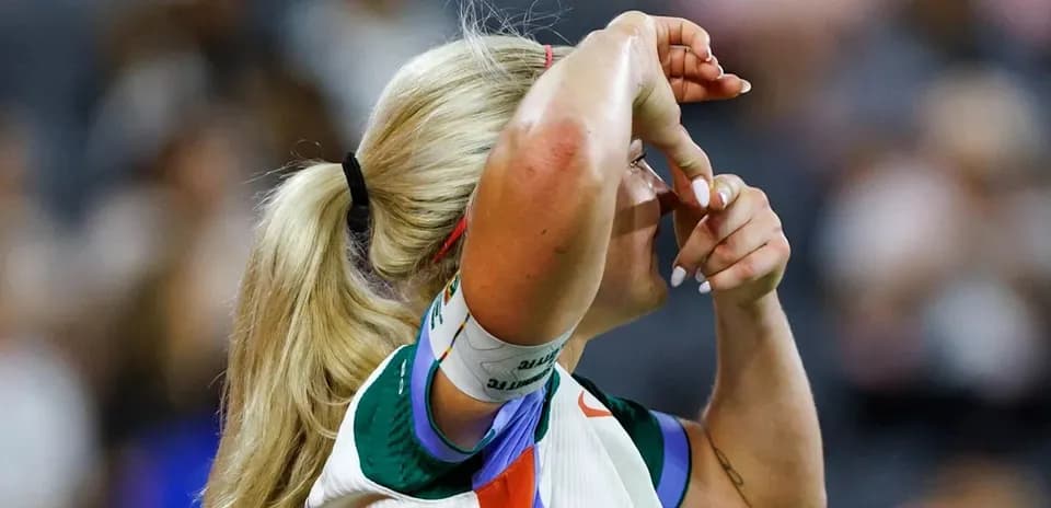Jugadora ajustando su cinta en partido de tenis