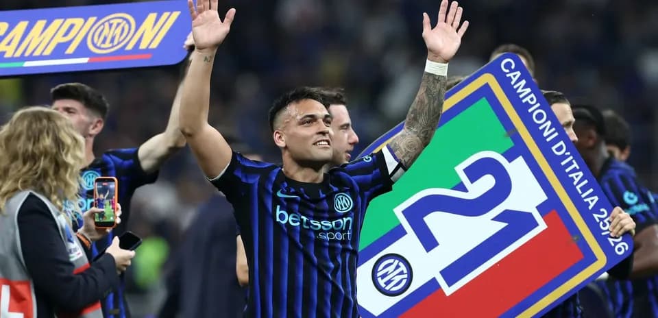 Lautaro Martínez celebrando con el trofeo de campeón