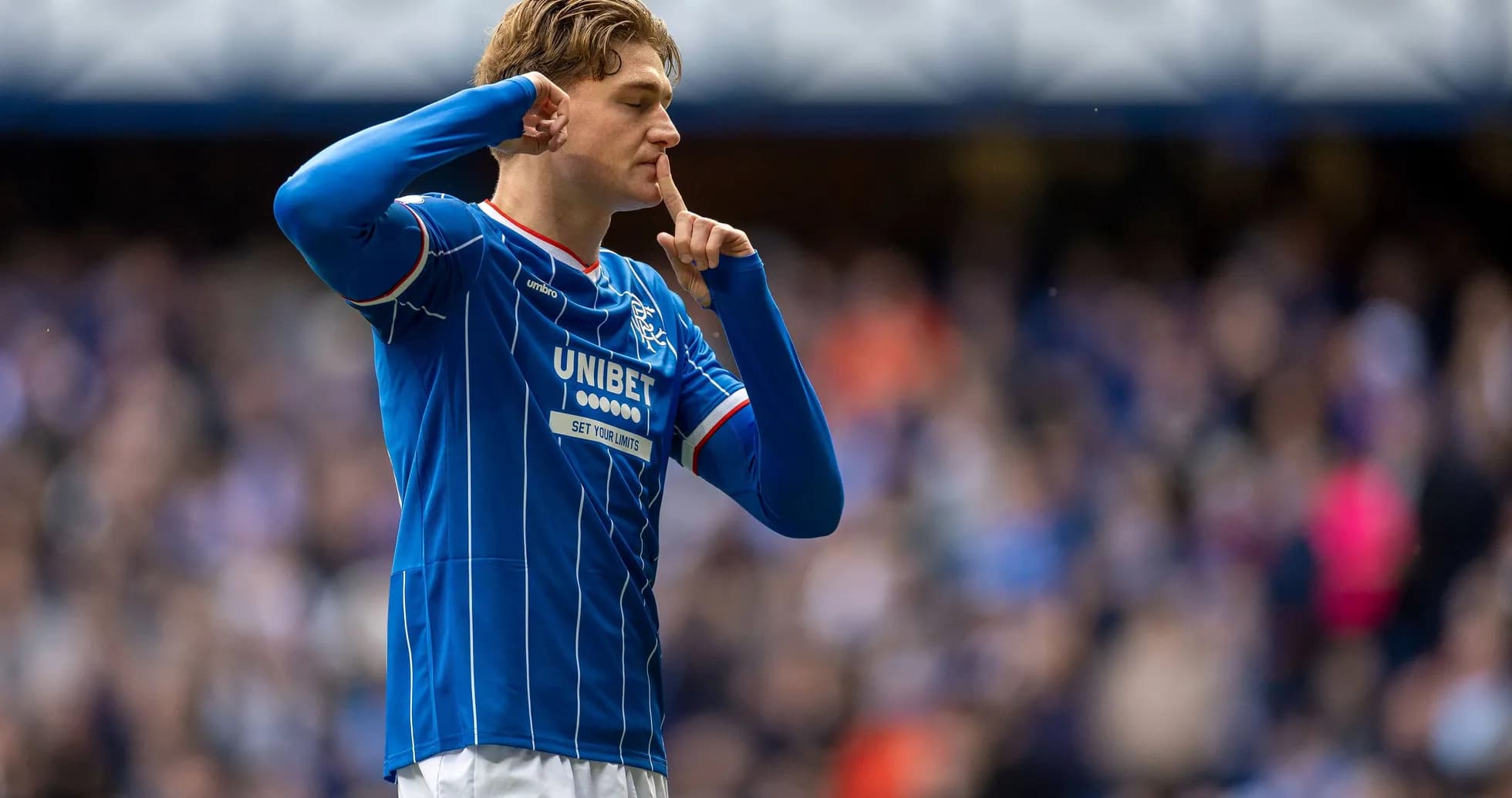Jugador de Rangers haciendo gesto de silencio