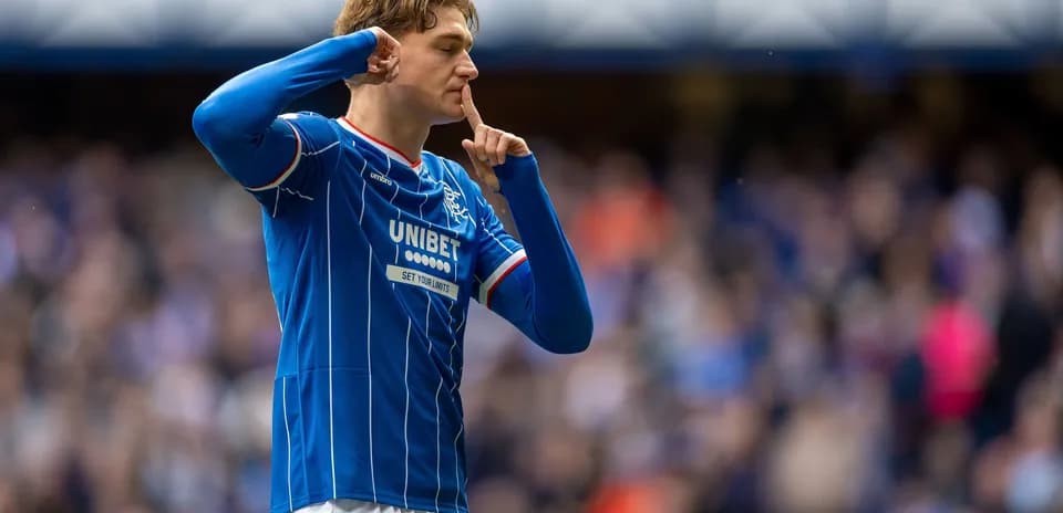 Jugador de Rangers haciendo gesto de silencio