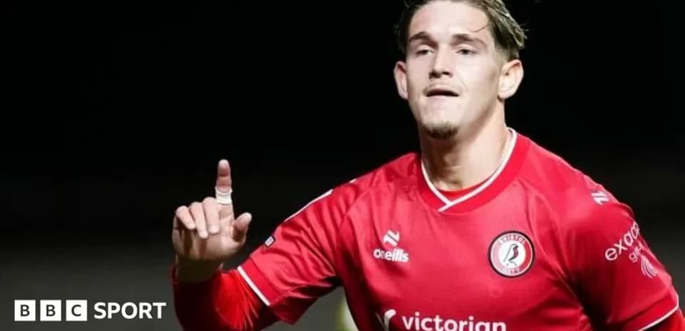 Jugador celebrando un gol en uniforme rojo