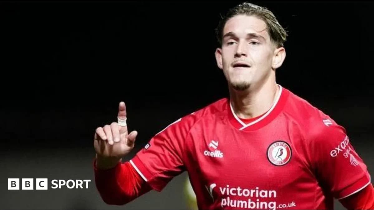 Jugador celebrando un gol en uniforme rojo