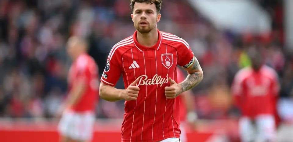 Jugador de Nottingham Forest caminando en el campo