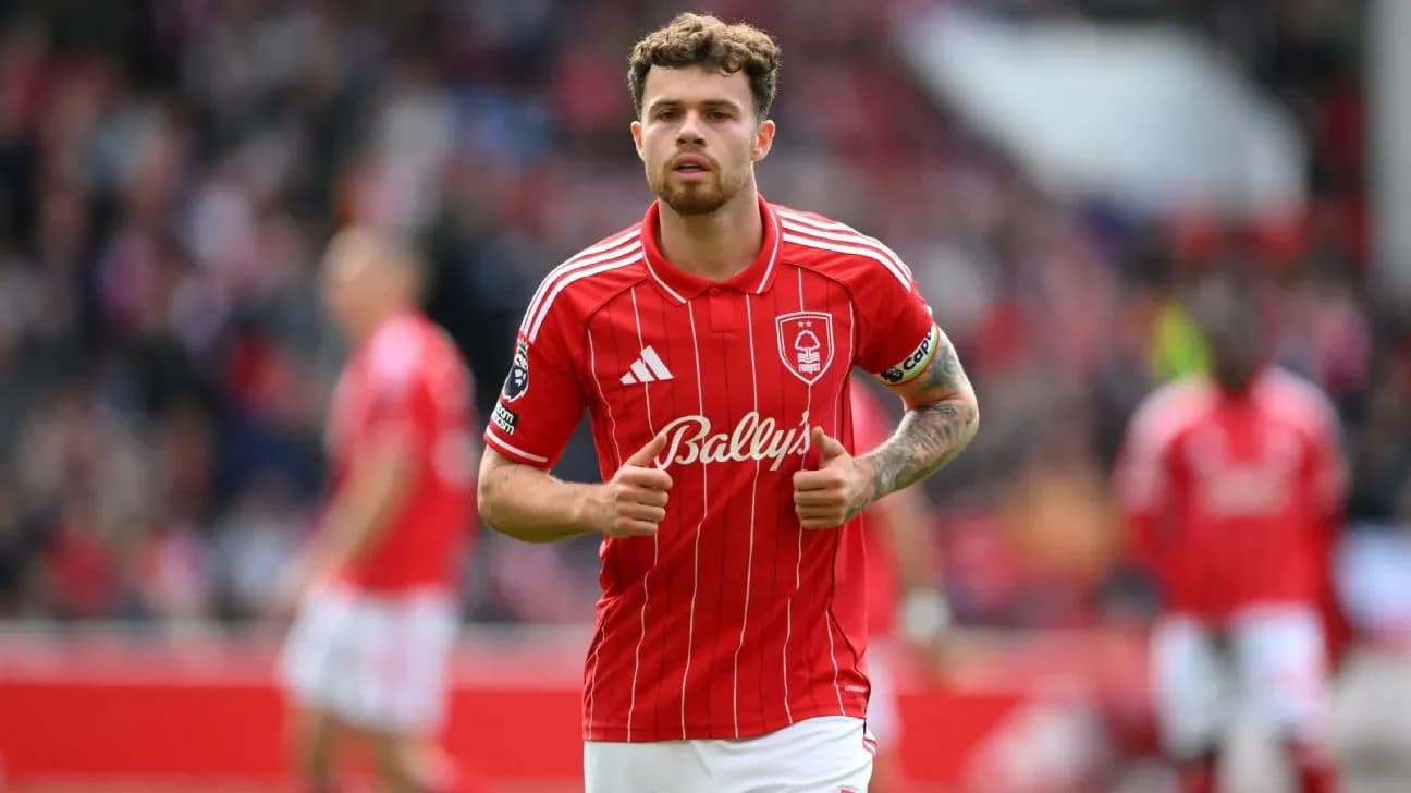 Jugador de Nottingham Forest caminando en el campo