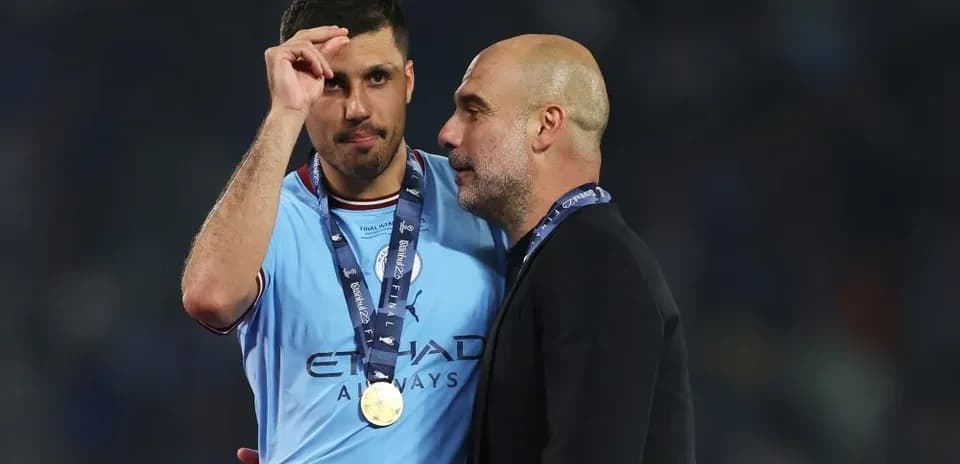 Jugador y entrenador de Manchester City en celebración