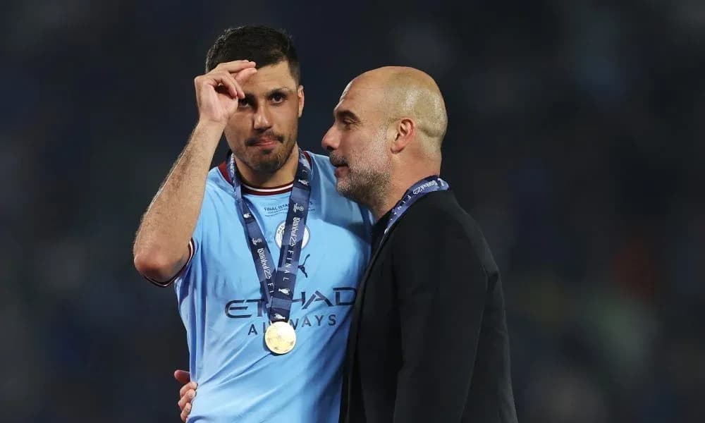 Jugador y entrenador de Manchester City en celebración