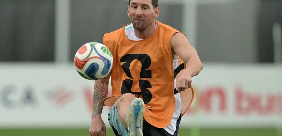 Jugador practicando con balón durante entrenamiento