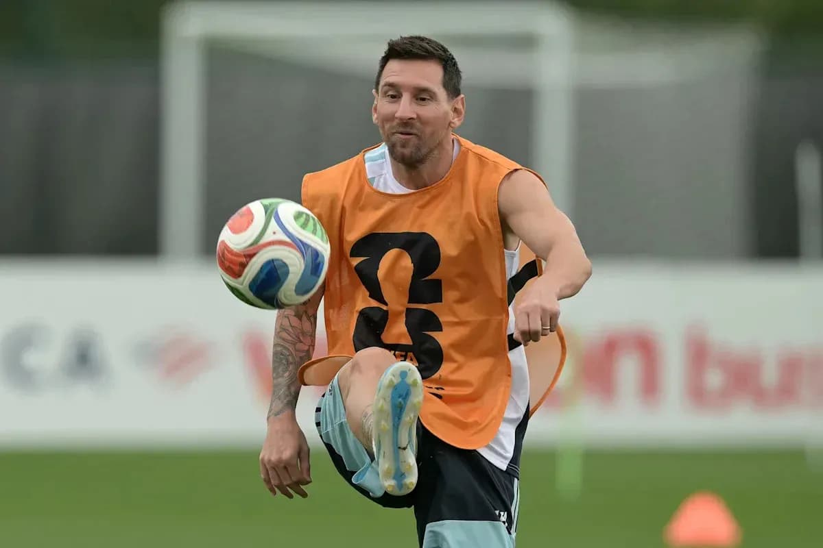 Jugador practicando con balón durante entrenamiento