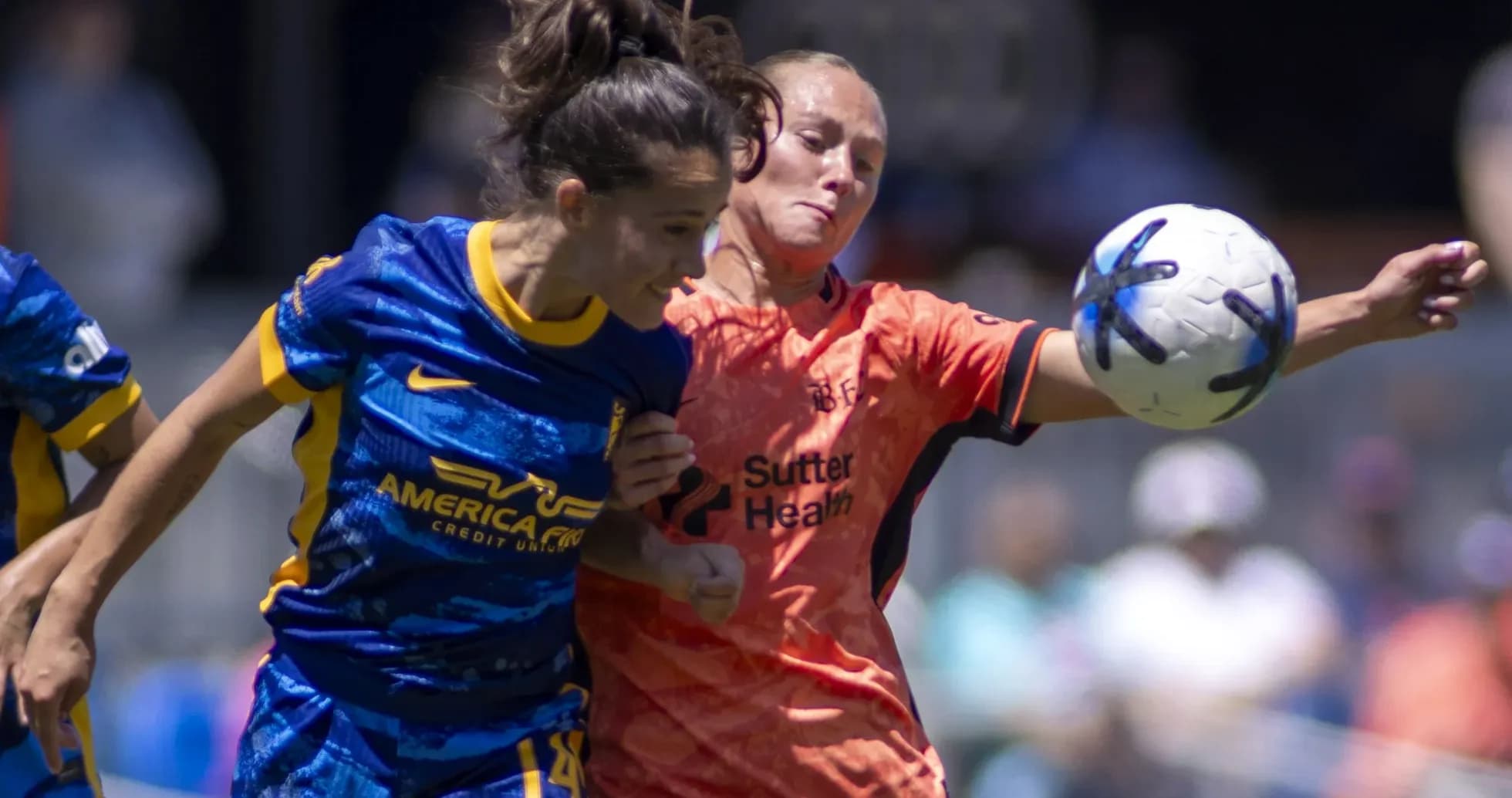 Jugadora de Bay FC compitiendo por el balón