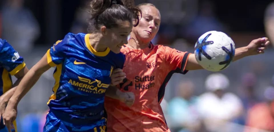 Jugadora de Bay FC compitiendo por el balón