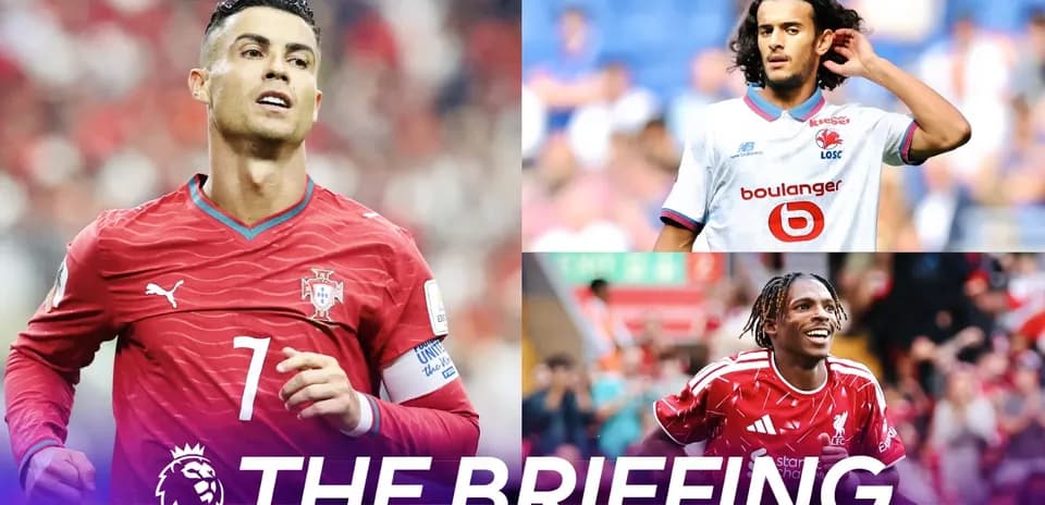 Tres jugadores de fútbol en diferentes momentos de juego