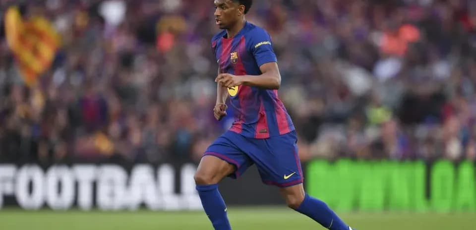 Jugador del FC Barcelona driblando en el campo