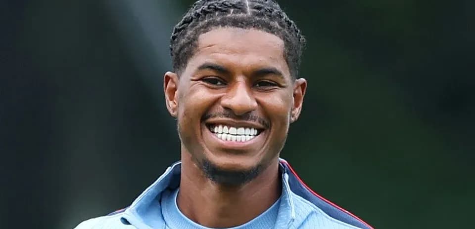 Jugador sonriente durante la sesión de entrenamiento