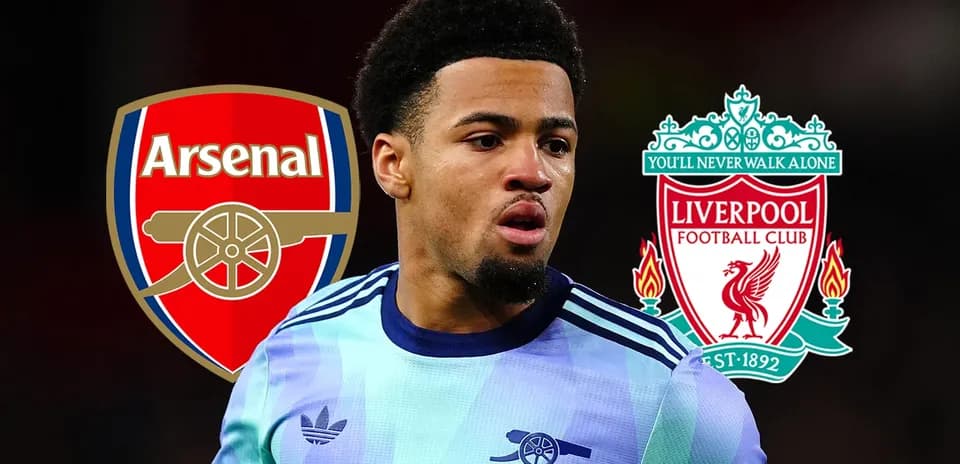 Jugador con camisetas de Arsenal y Liverpool de fondo