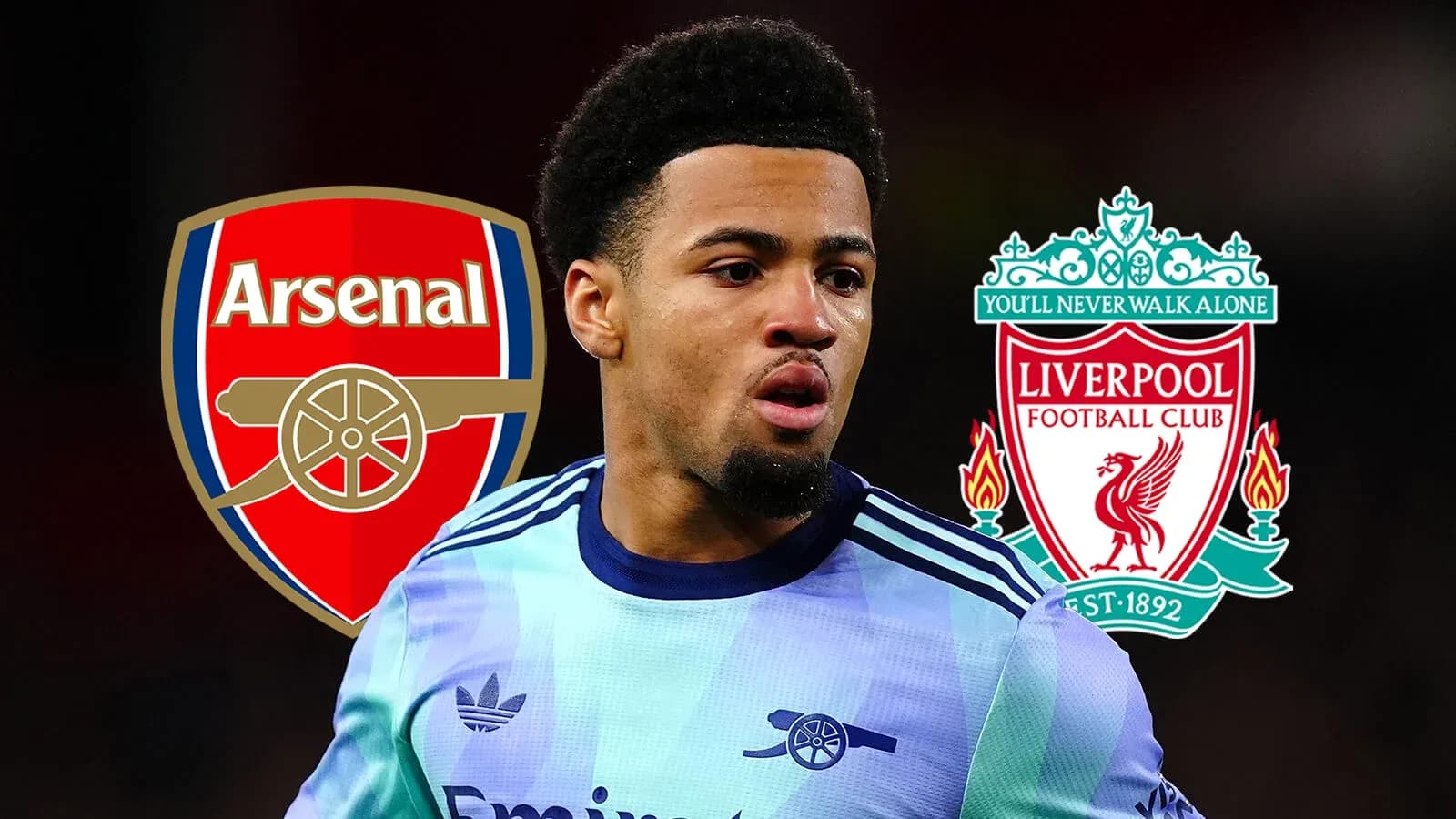 Jugador con camisetas de Arsenal y Liverpool de fondo