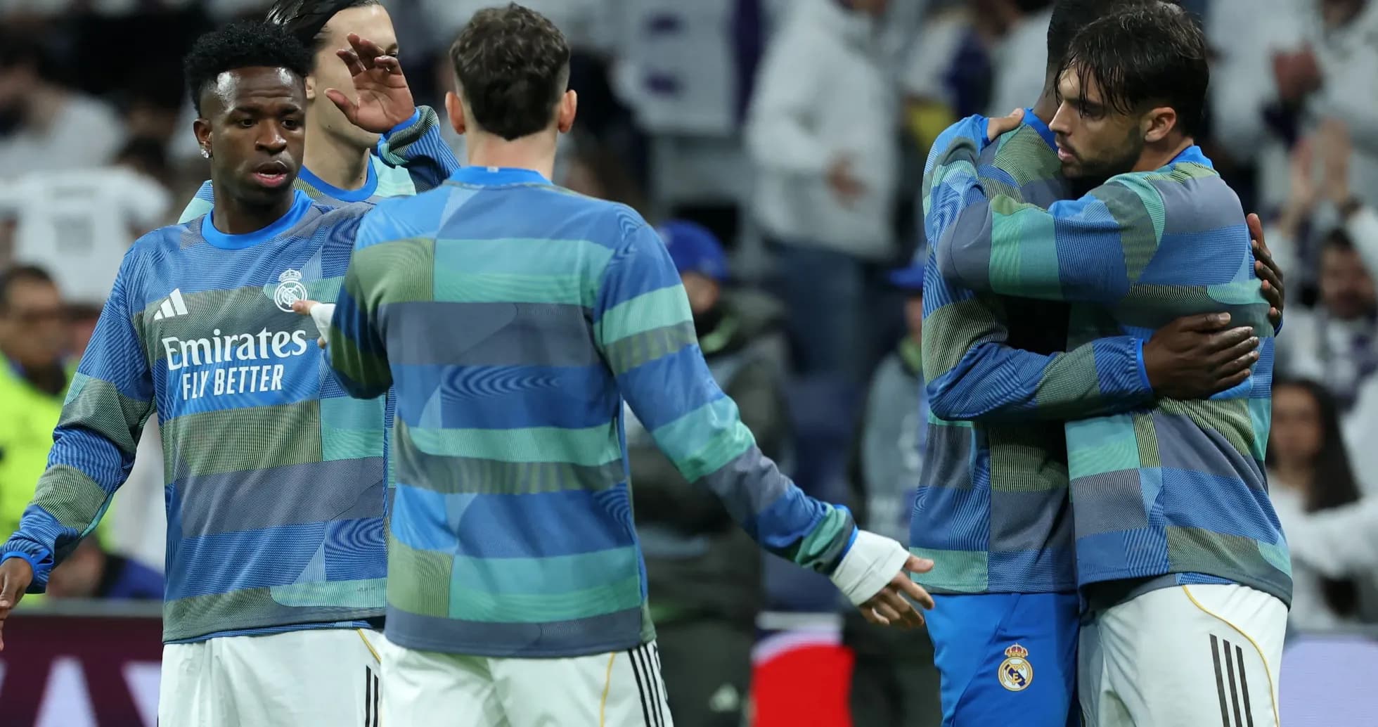 Jugadores del Real Madrid abrazándose en el campo