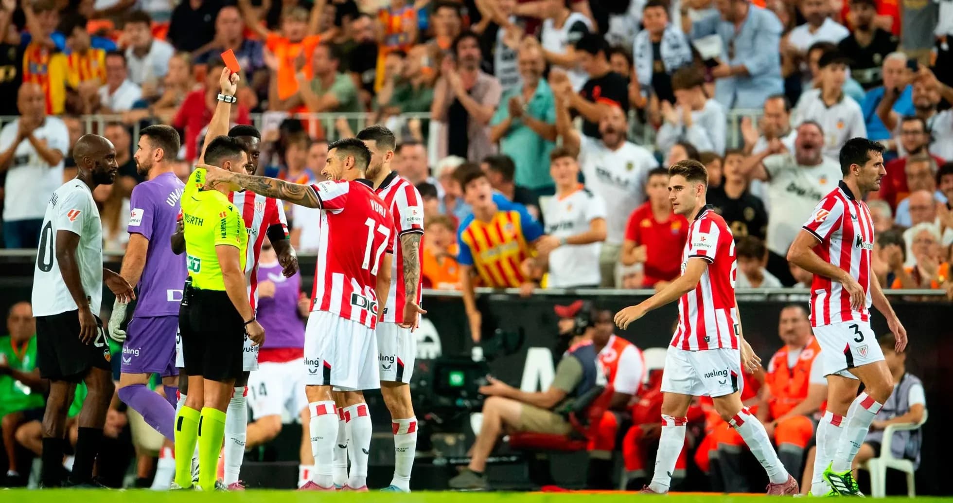 Jugadores de Athletic Club discutiendo con el árbitro