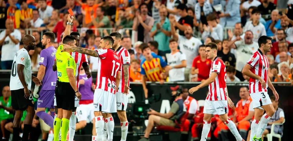 Jugadores de Athletic Club discutiendo con el árbitro
