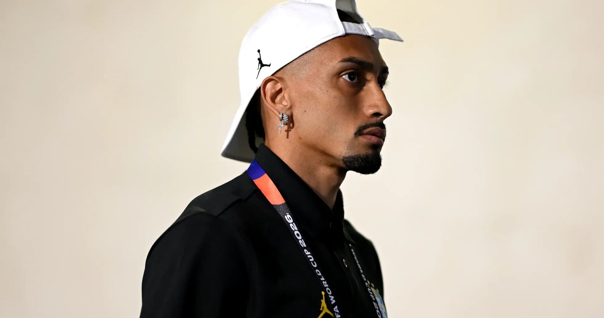 Jugador con gorra y collar en evento deportivo