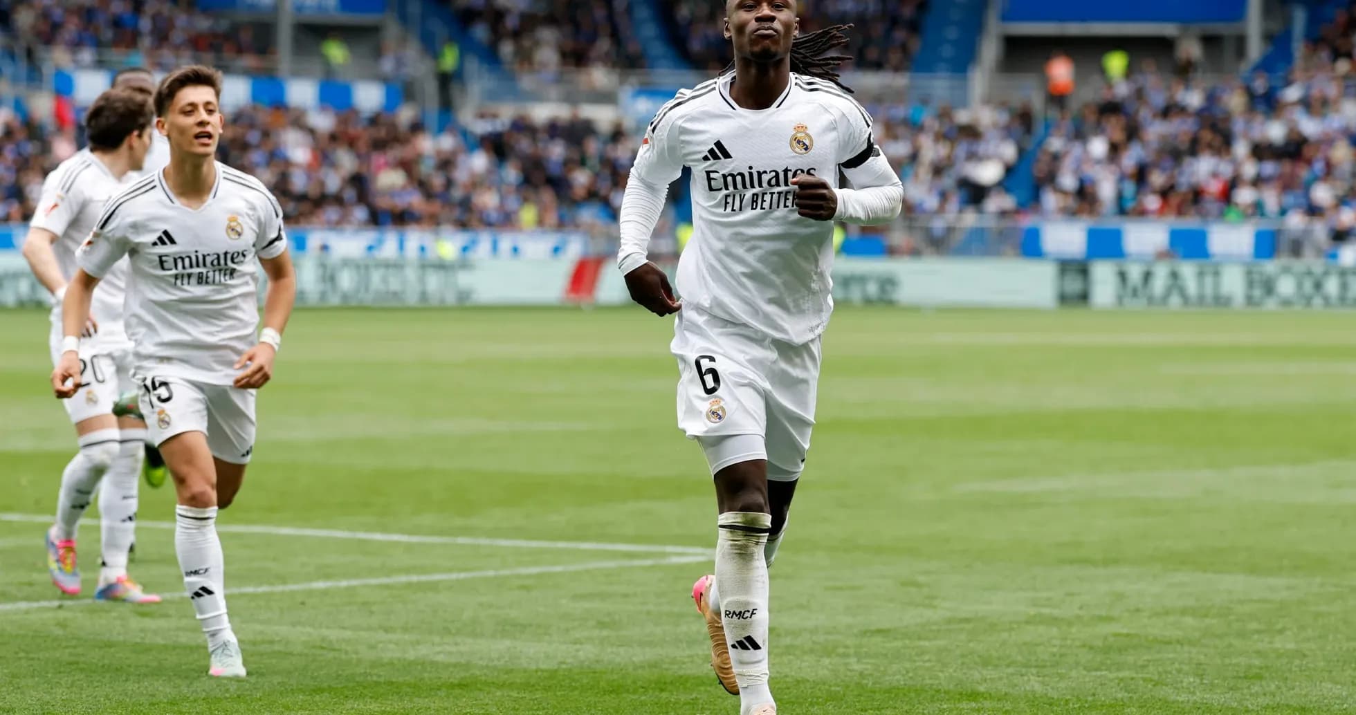 Jugador de Real Madrid corriendo en el campo