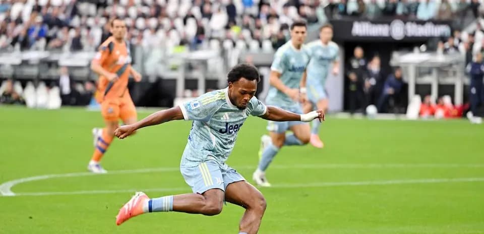 Jugador de Juventus disparando en el partido