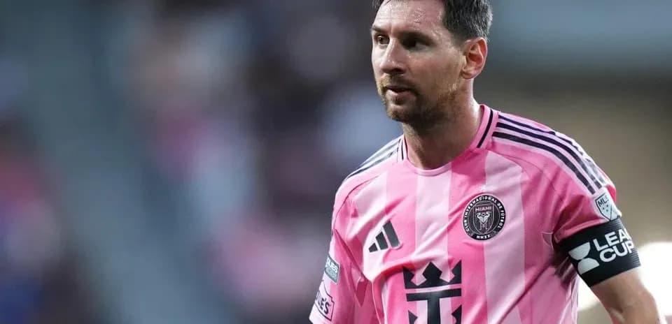 Jugador de Inter Miami en uniforme rosa durante partido