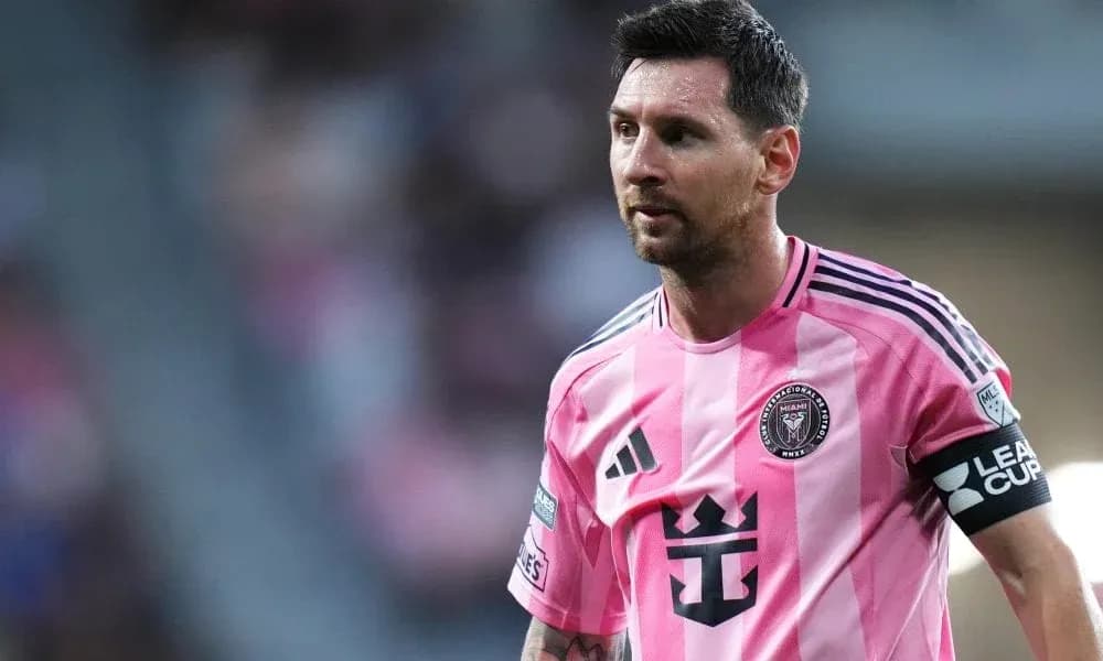 Jugador de Inter Miami en uniforme rosa durante partido