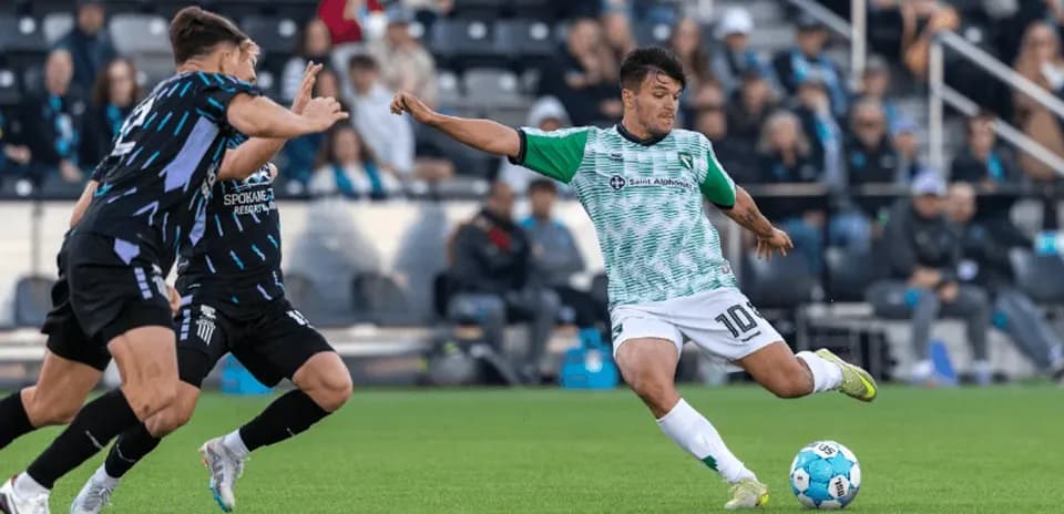 Jugador de Spokane Velocity en acción durante partido