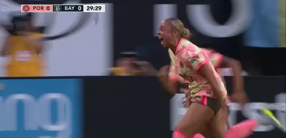Jugadora corriendo tras marcar un gol