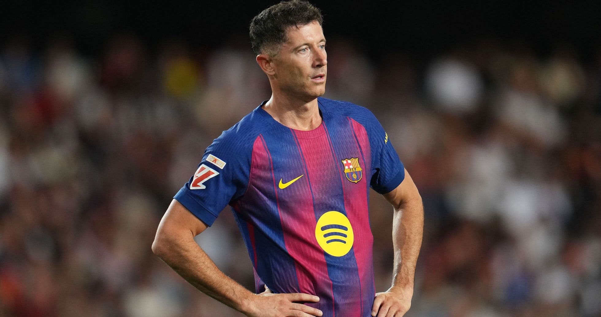 Jugador de Barcelona con camiseta en el campo