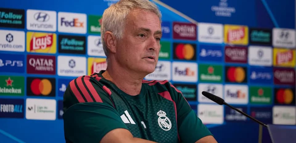 Entrenador en rueda de prensa de la Champions League