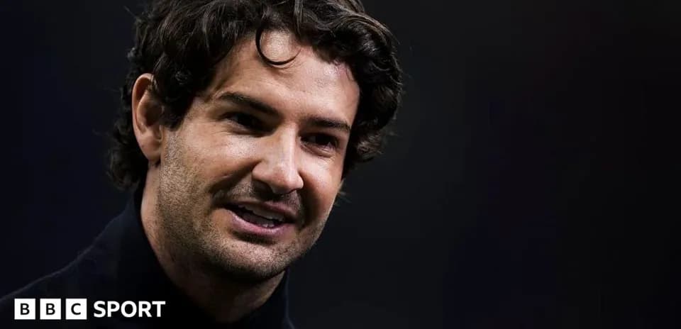 Hombre sonriendo en una conferencia de prensa