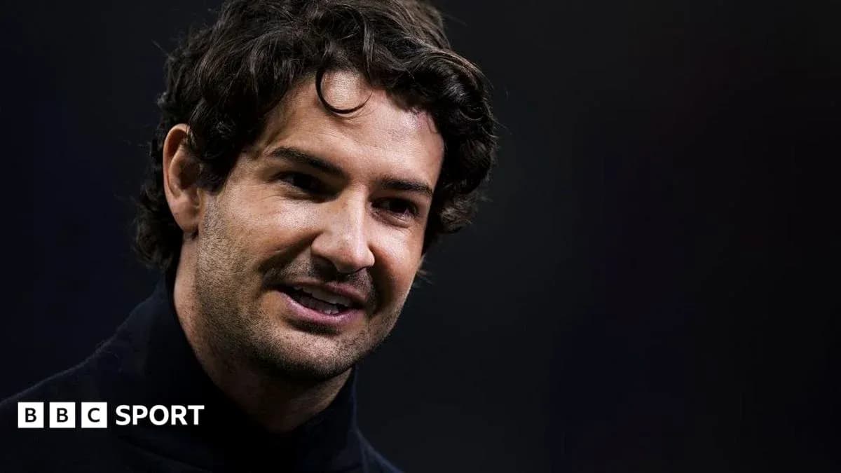 Hombre sonriendo en una conferencia de prensa
