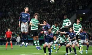 Jugadores de Sporting CP y Arsenal en acción