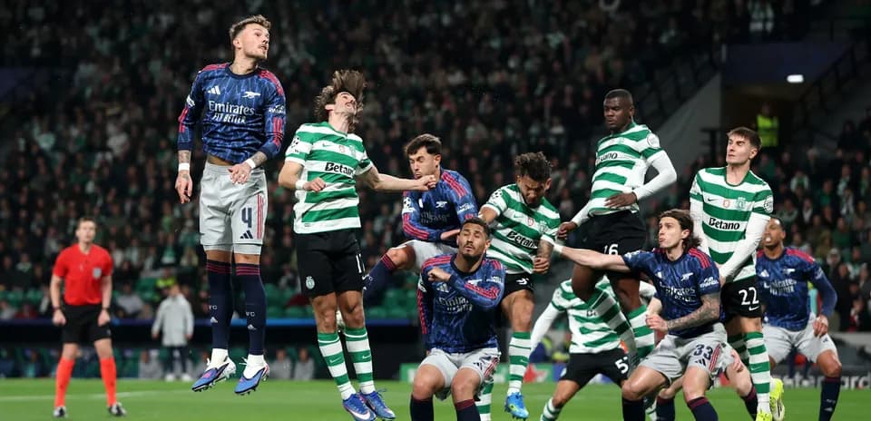 Jugadores de Sporting CP y Arsenal en acción