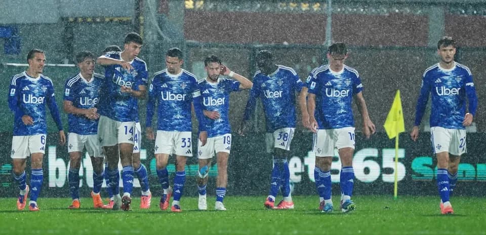 Jugadores de Como en partido de lluvia