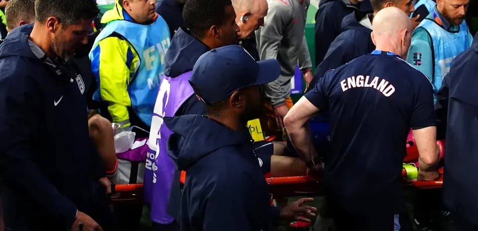 Jugadores y personal médico en el banquillo de Inglaterra