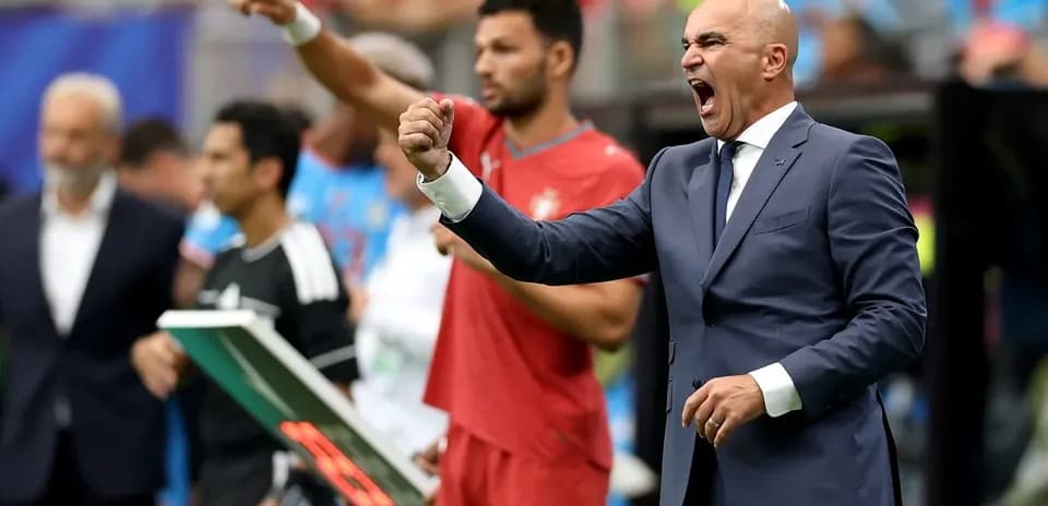 Entrenador dirigiendo a su equipo durante el partido