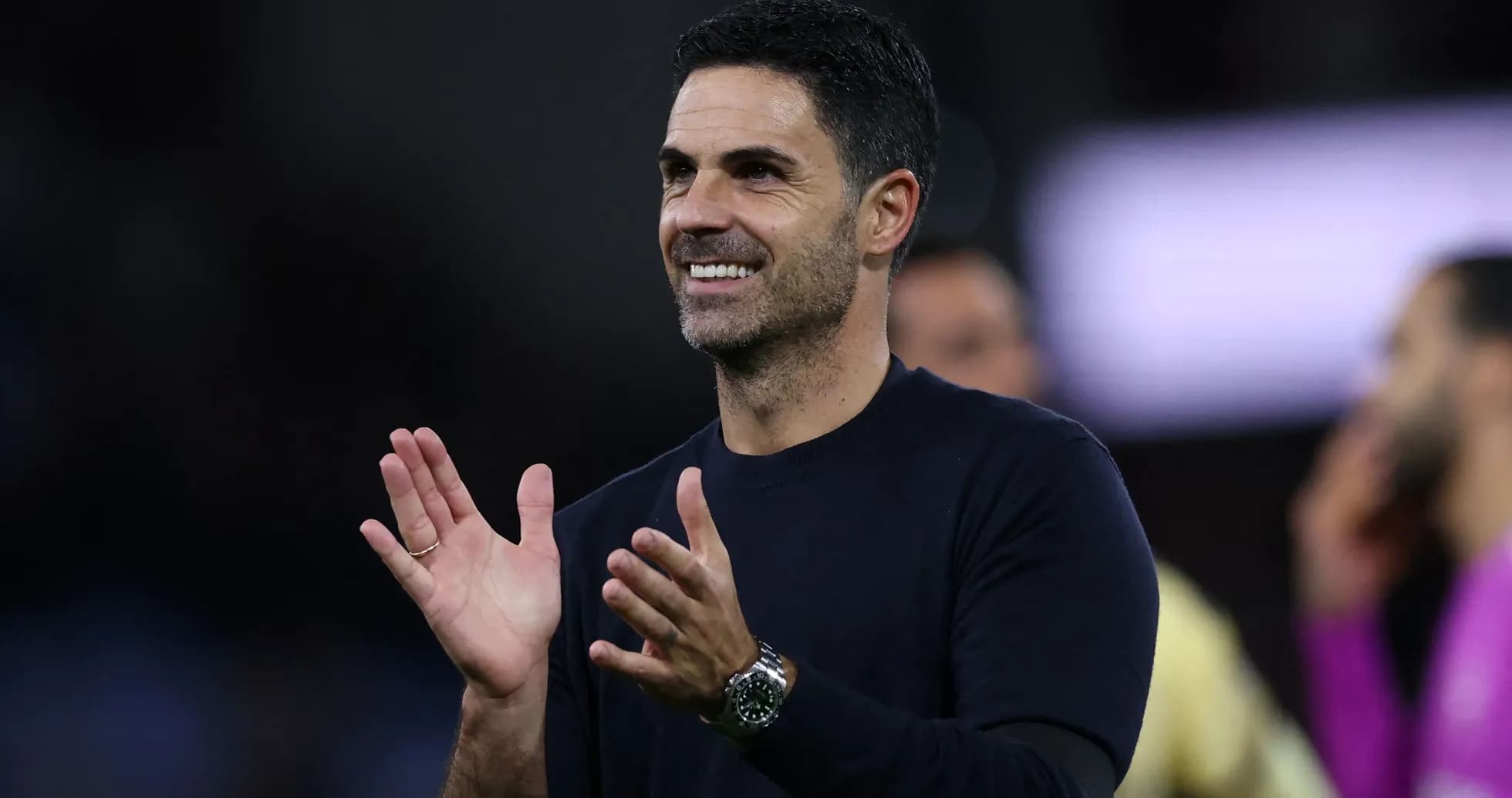Entrenador aplaudiendo durante un partido